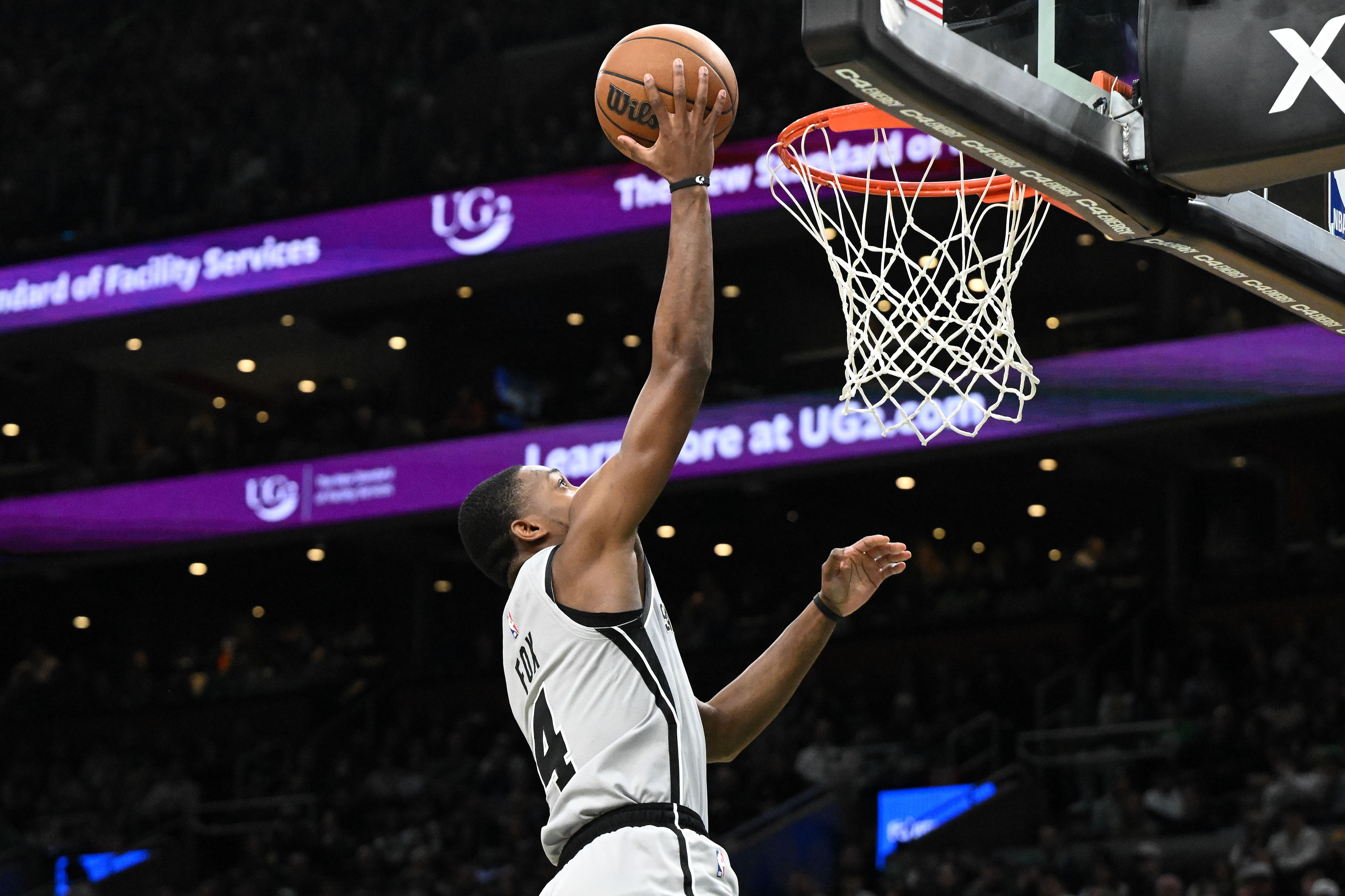 飞狐碎敌！福克斯末节连取12分！全场13中10&amp;6三分砍31分5板5助！